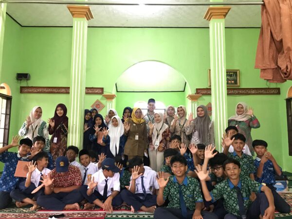 Sosialisasi Kesehatan Di Masjid Jami Al-Huda Desa Datar Mengenai Dampak Kecanduan Gadget Terhadap Kesehatan Remaja